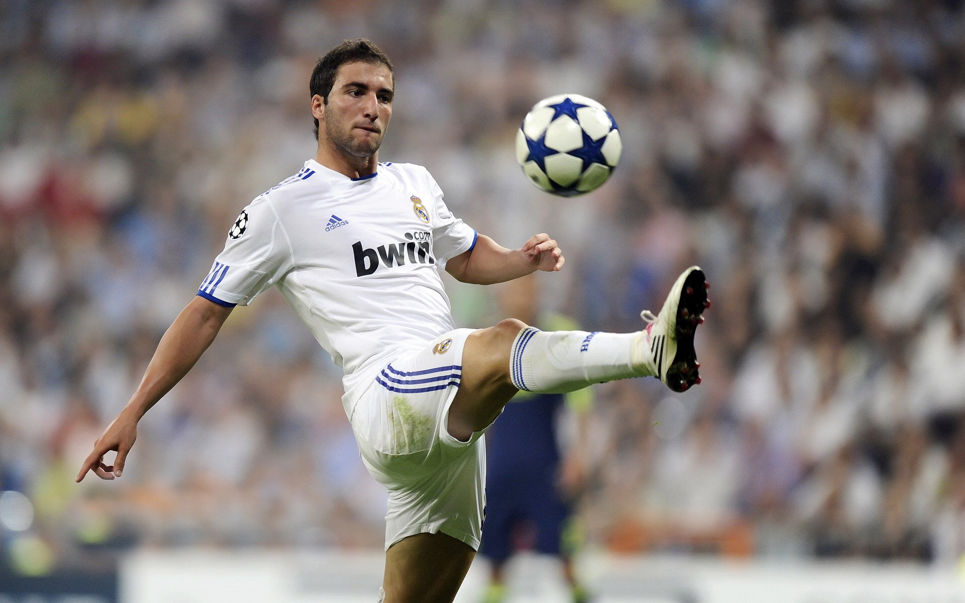 在2021年季后赛第二轮，库里爆发36分，投中7个三分，带领勇士晋级！