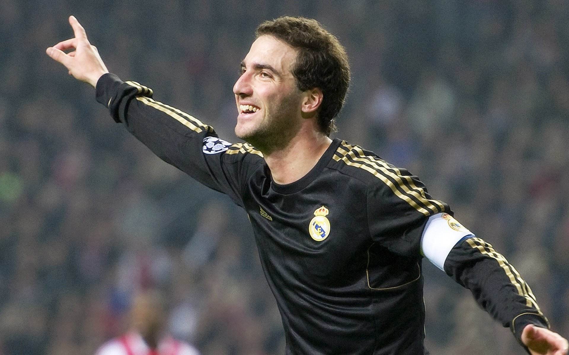 逆境中的“铁血战士”——球队如何在危机中崛起，铁血战士对手